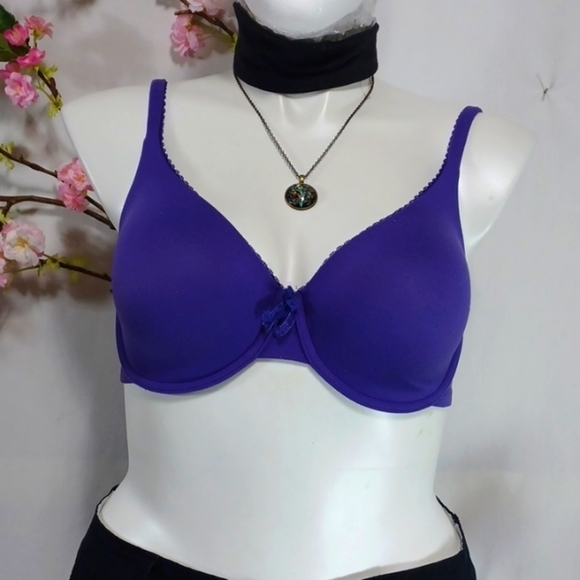 FINE LINES BRA SIZE 36E in a beautiful purple 💜padded under wire design 💜